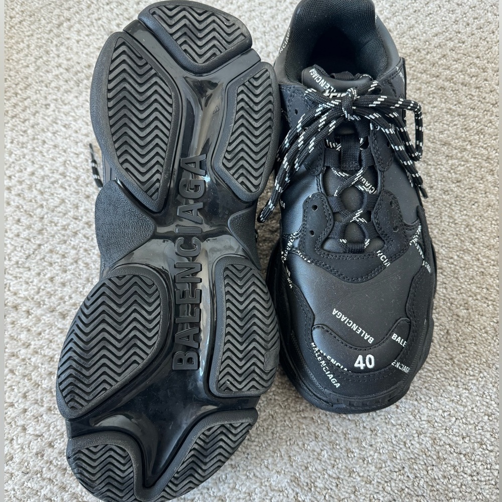 Great Condition Balenciaga Black Logo Triple S Sneakers - Picture 3 of 6